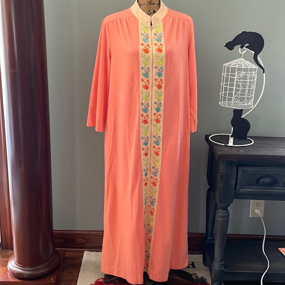 Vintage Evelyn Pearson bathrobe size small, see measurements below.